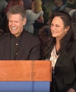 randy-travis-and-wife-mary-at-podium-2016-03-29-hof-induction-400px