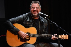 Vince-Gill-Receives-Top-Hospitality-Award